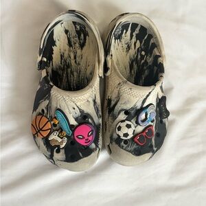 CROCS Kids Slippers in Black and Cream